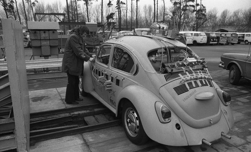 File:Bundesarchiv B 145 Bild-F038806-0025, Wolfsburg, VW Autowerk, Käfer.jpg