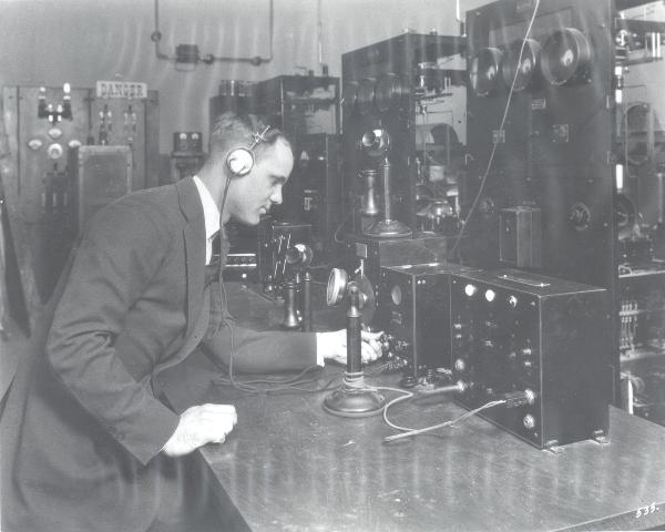 File:Man Twist radio knob0064.jpg