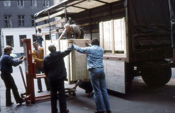 File:065 EBX 8000 laesses af, KTAS 13.4.1976.jpg