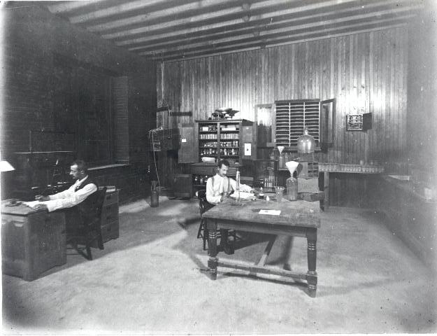 File:Clerks Kansas City Central Station 1320.jpg