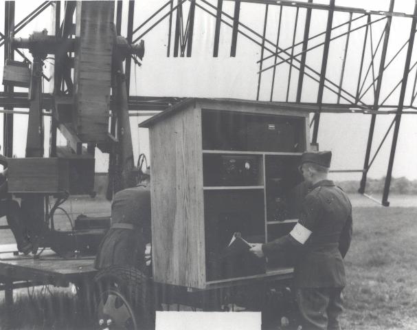 File:Soldier Radar 1220.jpg