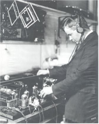 File:Man radio tubes0063.jpg