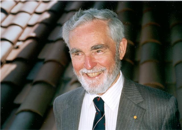 File:Ronald N. Bracewell 2527.jpg