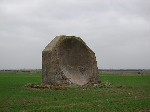 File:Acoustics WW1 Acoustic Mirror Kilnsea(PaulGlazzard) Jan2007 Attribution.jpg